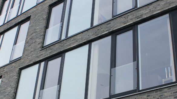 Smart, lightweight, cost-effective and energy efficient windows based on novel material combinations Smart, lightweight, cost-effective and energy efficient windows based on novel material combinations